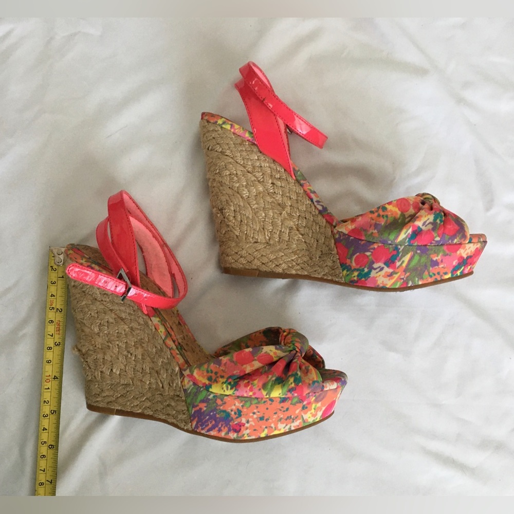 Sexy cute Gianni Bini pink/multicolored 5in peep toe platform wedges, size 7